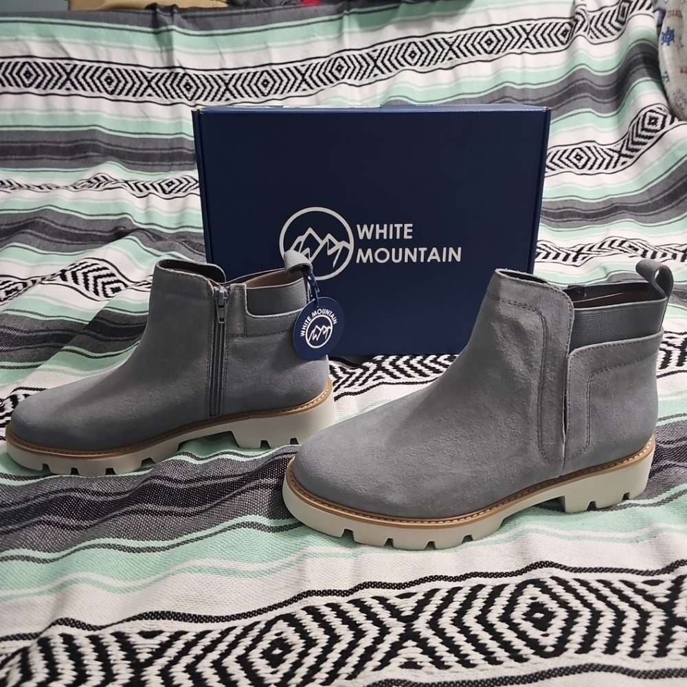 White Mountain Glassie Blue Raspberry Suede Boots Women's 9.5 Wide NEW in Box‎